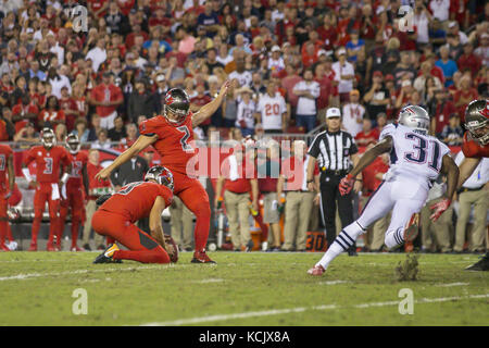 Tampa, Florida, USA. 5th Oct, 2017. Tampa Bay Buccaneers kicker Nick Folk (2) misses a field goal against the New England Patriots on Thursday October 5, 2017 at Raymond James Stadium in Tampa, Florida. Credit: Travis Pendergrass/ZUMA Wire/Alamy Live News Stock Photo