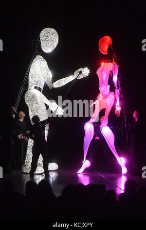 Ostrava, Czech Republic. 05th Oct, 2017. Giant lighting puppets of the DUNDU theater perform during the 12th international puppet theatre festival called Spectaculo Interesse in Ostrava, Czech Republic, on October 5, 2017. Credit: Jaroslav Ozana/CTK Photo/Alamy Live News Stock Photo