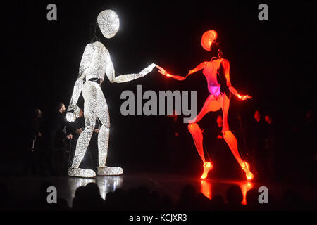 Ostrava, Czech Republic. 05th Oct, 2017. Giant lighting puppets of the DUNDU theater perform during the 12th international puppet theatre festival called Spectaculo Interesse in Ostrava, Czech Republic, on October 5, 2017. Credit: Jaroslav Ozana/CTK Photo/Alamy Live News Stock Photo