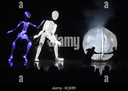 Ostrava, Czech Republic. 05th Oct, 2017. Giant lighting puppets of the DUNDU theater perform during the 12th international puppet theatre festival called Spectaculo Interesse in Ostrava, Czech Republic, on October 5, 2017. Credit: Jaroslav Ozana/CTK Photo/Alamy Live News Stock Photo