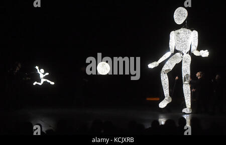 Ostrava, Czech Republic. 05th Oct, 2017. Giant lighting puppets of the DUNDU theater perform during the 12th international puppet theatre festival called Spectaculo Interesse in Ostrava, Czech Republic, on October 5, 2017. Credit: Jaroslav Ozana/CTK Photo/Alamy Live News Stock Photo