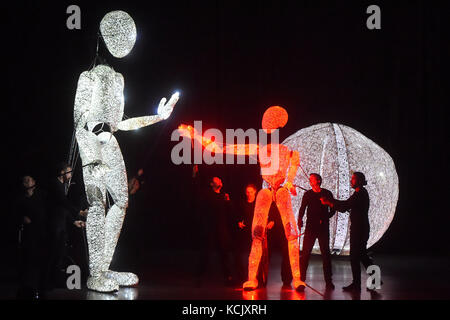 Ostrava, Czech Republic. 05th Oct, 2017. Giant lighting puppets of the DUNDU theater perform during the 12th international puppet theatre festival called Spectaculo Interesse in Ostrava, Czech Republic, on October 5, 2017. Credit: Jaroslav Ozana/CTK Photo/Alamy Live News Stock Photo