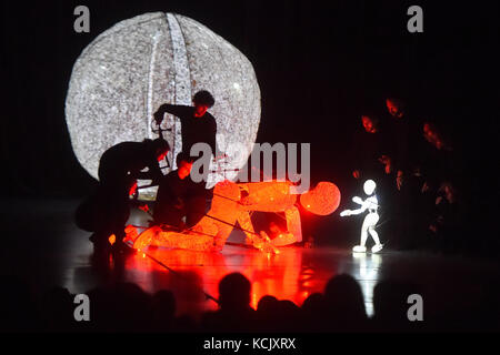 Ostrava, Czech Republic. 05th Oct, 2017. Giant lighting puppets of the DUNDU theater perform during the 12th international puppet theatre festival called Spectaculo Interesse in Ostrava, Czech Republic, on October 5, 2017. Credit: Jaroslav Ozana/CTK Photo/Alamy Live News Stock Photo