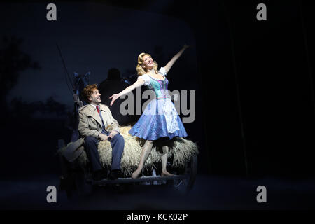 London, UK. 05th Oct, 2017. Pic shows: Young Frankenstein press call with Mel Brooks. Hay wagon scene with Summer Strallen, Hadley Fraser, Ross Noble as Igor - centre. Pic by Credit: Gavin Rodgers/Alamy Live News Stock Photo