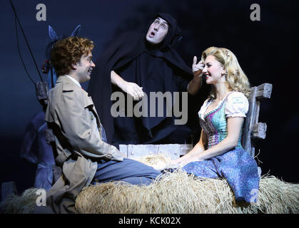 London, UK. 05th Oct, 2017. Pic shows: Young Frankenstein press call with Mel Brooks. Hay wagon scene with Summer Strallen, Hadley Fraser, Ross Noble as Igor - centre. Pic by Credit: Gavin Rodgers/Alamy Live News Stock Photo