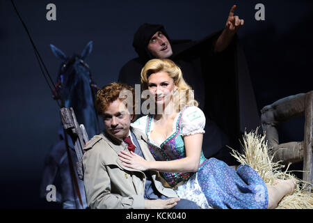 London, UK. 05th Oct, 2017. Pic shows: Young Frankenstein press call with Mel Brooks. Hay wagon scene with Summer Strallen, Hadley Fraser, Ross Noble as Igor - centre. Pic by Credit: Gavin Rodgers/Alamy Live News Stock Photo