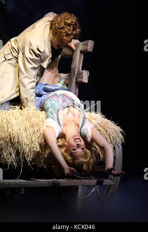 London, UK. 05th Oct, 2017. Pic shows: Young Frankenstein press call with Mel Brooks. Hay wagon scene with Summer Strallen, Hadley Fraser, Ross Noble as Igor - centre. Pic by Credit: Gavin Rodgers/Alamy Live News Stock Photo