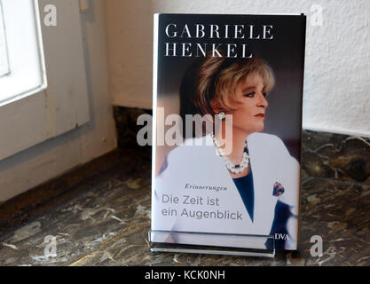 Duesseldorf, Germany. 5th Oct, 2017. The special exhibition 'Still lifes - Porcelain and watercolors' of the artist and art collector Gabriele Henkel who passed away on the 28th of September at age 85, can be seen at the Hetjens Museum in Duesseldorf, Germany, 5 October 2017. Henkel's book 'Die Zeit ist ein Augenblick' can also be seen on a window board. White porcelain from the museum's collection is combined with paintings and installations regarding the ocean. Credit: Horst Ossinger/dpa/Alamy Live News Stock Photo