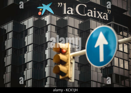 Barcelona, Spain. 6th Oct, 2017. The 'Caixa' will relocate their headquarters from Catalonia to Palma de Mallorca as the Catalan government announces an unilateral declaration of independence from Spain for the next days after a secession referendum at October 1st. The Bank reacts that way prevent to be located outside of the EC, even if for minutes. Spain's Central Government denies that there have been a referendum and does not accept the result as the Catalan referendum law had been suspended by Spain's constitutional court Credit: Matthias Oesterle/Alamy Live News Stock Photo