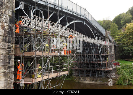 Ironbridge, Shropshire, UK. 06th Oct, 2017. The world's oldest iron bridge undergoing a £1.2 million conservation makeover due to stresses in the ironwork. the project, the largest of its kind by English Heritage, will stop cracking on the bridge. The bridge has spanned the River Severn at Ironbridge in Shropshire since it was completed in 1779 and has been a Unesco World Heritage Site in 1986. Credit: David Bagnall/Alamy Live News Stock Photo