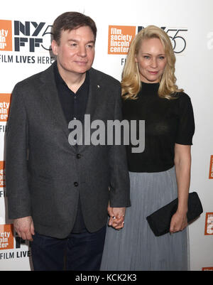 New York, New York, USA. 5th Oct, 2017. Actor MIKE MYERS and KELLY TISDALE attend the 55th New York Film Festival premiere of 'Spielberg' held Alice Tully Hall held at Lincoln Center. Credit: Nancy Kaszerman/ZUMA Wire/Alamy Live News Stock Photo