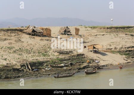 Seasonal huts and shelters along the banks of the Irrawaddy River in Myanmar (Burma). Stock Photo