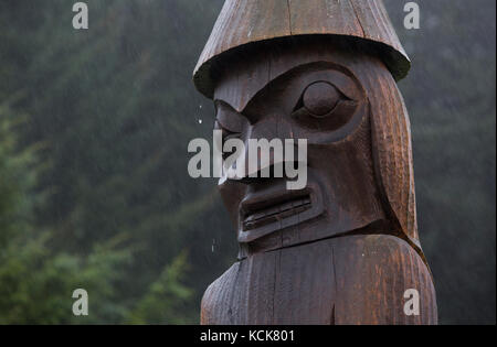 Water drips from a welcome pole during a heavy downpour erected at Friendly Cove on Vancouver's west coast.  Yuquot, Vancouver Island, British Columbia, Canada. Stock Photo
