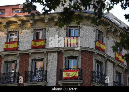 Madrid, Spain. 05th Oct, 2017. Spanish national flags hang from the balconies of a residential building in Madrid. Credit: Jorge Sanz/Pacific Press/Alamy Live News Stock Photo