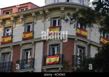 Madrid, Spain. 05th Oct, 2017. Spanish national flags hang from the balconies of a residential building in Madrid. Credit: Jorge Sanz/Pacific Press/Alamy Live News Stock Photo