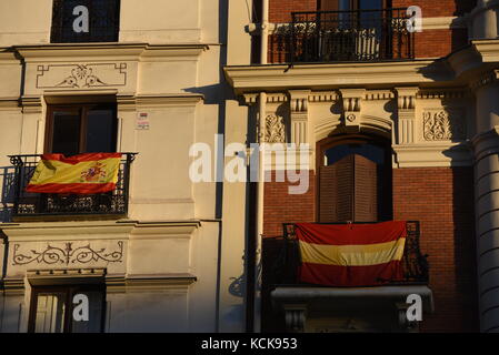 Madrid, Spain. 05th Oct, 2017. Spanish national flags hang from the balconies of a residential building in Madrid. Credit: Jorge Sanz/Pacific Press/Alamy Live News Stock Photo