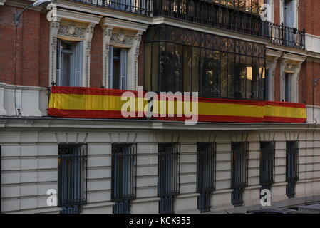 Madrid, Spain. 05th Oct, 2017. Spanish national flags hang from the balconies of a residential building in Madrid. Credit: Jorge Sanz/Pacific Press/Alamy Live News Stock Photo