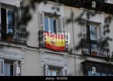 Madrid, Spain. 05th Oct, 2017. A Spanish national flag hangs on the balcony of a residential building in Madrid. Credit: Jorge Sanz/Pacific Press/Alamy Live News Stock Photo