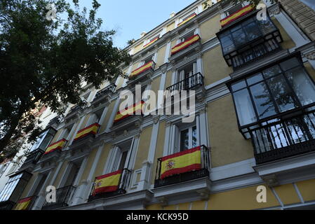 Madrid, Spain. 05th Oct, 2017. Spanish national flags hang from the balconies of a residential building in Madrid. Credit: Jorge Sanz/Pacific Press/Alamy Live News Stock Photo