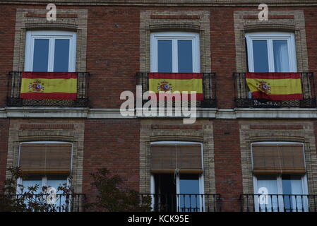 Madrid, Spain. 05th Oct, 2017. Spanish national flags hang from the balconies of a residential building in Madrid. Credit: Jorge Sanz/Pacific Press/Alamy Live News Stock Photo