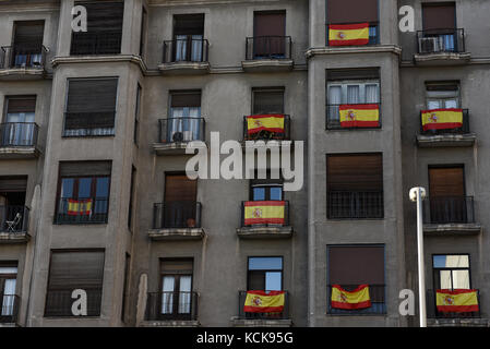 Madrid, Spain. 05th Oct, 2017. Spanish national flags hang from the balconies of a residential building in Madrid. Credit: Jorge Sanz/Pacific Press/Alamy Live News Stock Photo