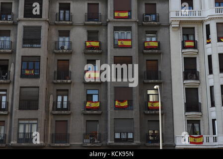 Madrid, Spain. 05th Oct, 2017. Spanish national flags hang from the balconies of a residential building in Madrid. Credit: Jorge Sanz/Pacific Press/Alamy Live News Stock Photo