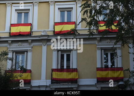 Madrid, Spain. 05th Oct, 2017. Spanish national flags hang from the balconies of a residential building in Madrid. Credit: Jorge Sanz/Pacific Press/Alamy Live News Stock Photo