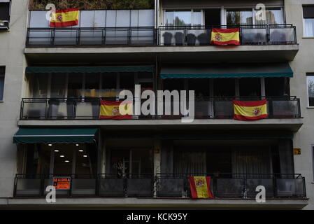 Madrid, Spain. 05th Oct, 2017. Spanish national flags hang from the balconies of a residential building in Madrid. Credit: Jorge Sanz/Pacific Press/Alamy Live News Stock Photo