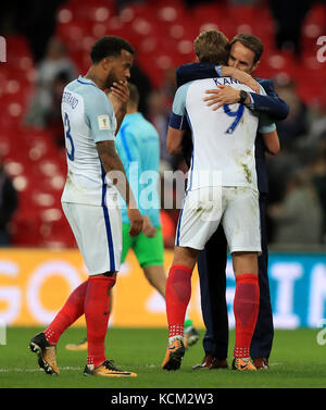 England manager Gareth Southgate embraces Harry Kane after the final whistle during the 2018 FIFA World Cup Qualifying, Group F match at Wembley Stadium, London. PRESS ASSOCIATION Photo. Picture date: Thursday October 5, 2017. See PA story SOCCER England. Photo credit should read: Mike Egerton/PA Wire. RESTRICTIONS: Use subject to FA restrictions. Editorial use only. Commercial use only with prior written consent of the FA. No editing except cropping. Stock Photo