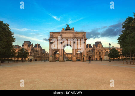 Looking through the Arc de Triomphe du Carrousel towards the Louvre. The Arc de Triomphe du Carrousel was built between 1806 and 1808 by the Emperor N Stock Photo