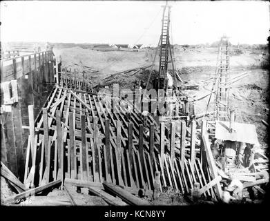 Construction of the Imperial Canal head gate apron on the Colorado River, Sharps, ca.1903 (CHS 4280) Stock Photo