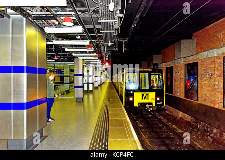 Gateshead Tyne and Wear underground Metro platforms and arriving train Stock Photo