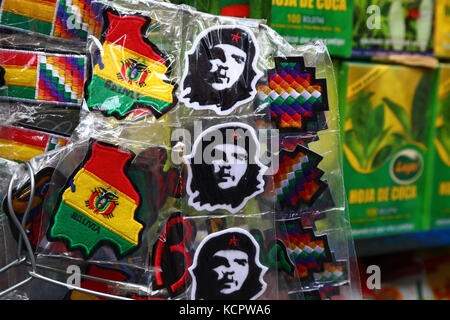 La Paz, Bolivia. 6th Oct, 2017. Badges of Che Guevara and the country outline of Bolivia with the national flag on sale in a souvenir shop. Che was killed by Bolivian troops in La Higuera on 9th October 1967; the government and social movements will be holding various events on that date to commemorate the 50th anniversary of his death at the location. Credit: James Brunker/Alamy Live News Stock Photo