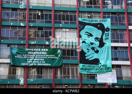 La Paz, Bolivia. 6th Oct, 2017. A banner to commemorate the 50th anniversary of Che Guevara's death hangs on the UMSA University Engineering Faculty building in La Paz city centre. Che was killed by Bolivian troops in La Higuera on 9th OCtober 1967; the government and social movements will be holding various events on that date at the location. Credit: James Brunker/Alamy Live News Stock Photo