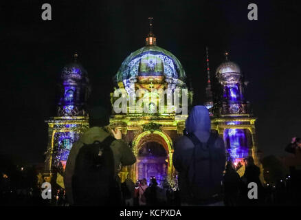 Berlin, Germany. 6th Oct, 2017. Visitors take photos in front of the illuminated Berlin Cathedral during the Festival of Lights in Berlin, capital of Germany, on Oct. 6, 2017. Berlin turned into a city of light art with the opening of its Festival of Lights on Friday which will last from Oct. 6 to 15. Credit: Shan Yuqi/Xinhua/Alamy Live News Stock Photo