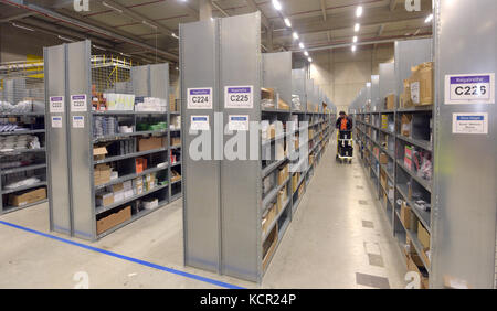 A view of the interior of the Amazon logistics centre in Graben (Bavaria), Germany, 4 October 2017. Around 1,900 workers are employed in the facility. They process and send around 200,000 articles every day. Photo: Stefan Puchner/dpa Stock Photo