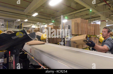 A view of the interior of the Amazon logistics centre in Graben (Bavaria), Germany, 4 October 2017. Around 1,900 workers are employed in the facility. They process and send around 200,000 articles every day. Photo: Stefan Puchner/dpa Stock Photo