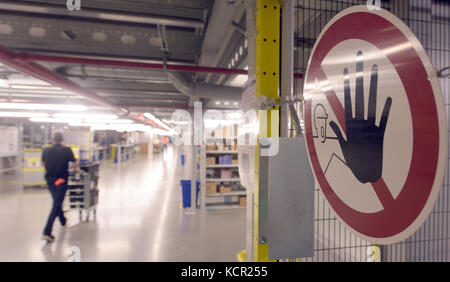 A view of the interior of the Amazon logistics centre in Graben (Bavaria), Germany, 4 October 2017. Around 1,900 workers are employed in the facility. They process and send around 200,000 articles every day. Photo: Stefan Puchner/dpa Stock Photo