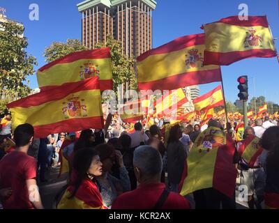 Madrid, Spain. 7th Oct, 2017. Spanish nationalists wave the Spanish flag at a demonstration against the moves towards independence currently being made in Catalonia by regional nationalists of another hue in the Plaza Colon, Spain, 7 October 2017. Credit: dpa picture alliance/Alamy Live News Stock Photo