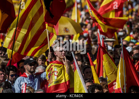 Madrid, Spain. 7th Oct. 2017. People carrying Spanish flags during a demonstration demanding the unity of Spain and against the independence of Catalonia, in Madrid, Spain. Credit: Marcos del Mazo/Alamy Live News Stock Photo