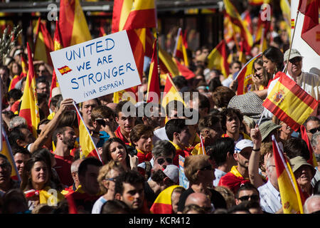 Madrid, Spain. 7th Oct. 2017. People protesting during a demonstration demanding the unity of Spain and against the independence of Catalonia, in Madrid, Spain. Credit: Marcos del Mazo/Alamy Live News Stock Photo