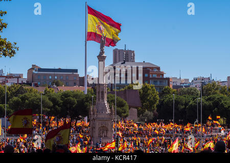 Madrid, Spain. 7th Oct. 2017. People carrying Spanish flags during a demonstration demanding the unity of Spain and against the independence of Catalonia, in Madrid, Spain. Credit: Marcos del Mazo/Alamy Live News Stock Photo