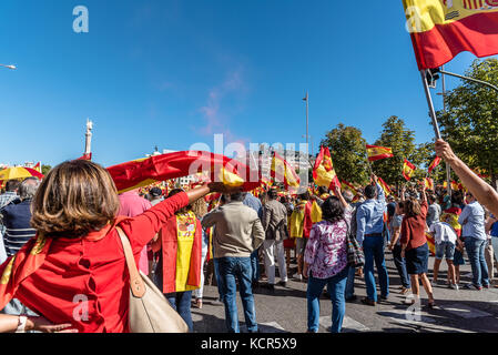 Madrid, Spain. 7th Oct, 2017. Large numbers of people in Madrid, Spain's capital, for an anti-separatist demonstration. The Spanish flag has become more visible in Spain, as people have responded to the call to stop Catalan separatism. Juan Jimenez/Alamy Live News Stock Photo