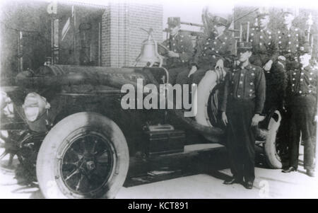 First motor driven apparatus in the St. Louis Fire Department. Tested at Engine Co. 32, July 1910, assigned to Engine Co. 36, 1 Dec 1910. Webb 2nd size 700 gpm pumper, 1910 model Stock Photo