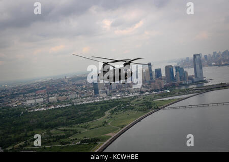 A South Carolina Army National Guard (SCARNG) CH-47D Chinook helicopter flies in front in proximity of Manhattan during its last official mission, Aug. 18, 2016, Manhattan, New York, NY. Assigned to Detachment 1, Company B, 2-238th General Support Aviation Battalion, 59th Aviation Troop Command, call-sign “Guard Copter 368” is one of the few CH-47D built as “true D-models,” at the end of the First Gulf War. &quot;368&quot; served with Det. 1 for the last ten years, both in support of state operations and during the unit deployments to Afghanistan, in 2009 and 2013; during its service, “368” ea Stock Photo