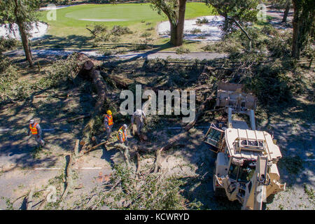 oldiers with 1263rd Forward Support Company and 125th Engineers for the South Carolina Army National Guard, work to remove debris and clear the roadways in Hilton Head Island, South Carolina, Oct. 9, 2016. Approximately 2,800 S.C. National Guard Soldiers and Airmen have been activated since Oct. 4, 2016, to support state and county emergency management agencies and local first responders after Governor Nikki Haley declared a State of Emergency. (U.S. Army National Guard photo by Sgt. Brian Calhoun, 108th Public Affairs Detachment) Stock Photo