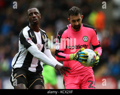 Notts County's Jonathan Forte (left) and Forest Green Rovers' goalkeeper Bradley Collins during the match at Meadow Lane, Nottingham. Stock Photo