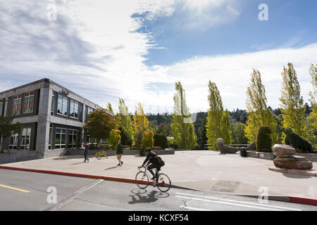 Seattle, Washington: Couple walking in Evanston Plaza at Google Seattle Waterside in Fremont. Google will be moving from Fremont to a larger South Lak Stock Photo