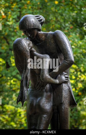 Romeo and Juliet bronze statue near the Delacorte Theater in Central Park. Manhattan, New York City Stock Photo