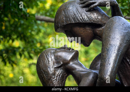 Romeo and Juliet bronze statue near the Delacorte Theater in Central Park. Manhattan, New York City Stock Photo